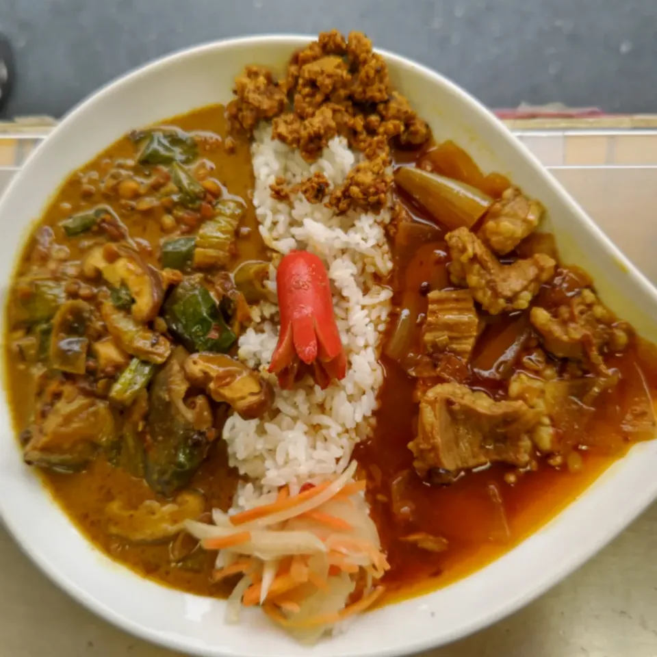 牛ホルモンカレー＋椎茸とナスのチンゲン菜のミックスダルカレーのあいがけカレーwithタコさんウインナー🐙🍛|ふじわらたくやさん