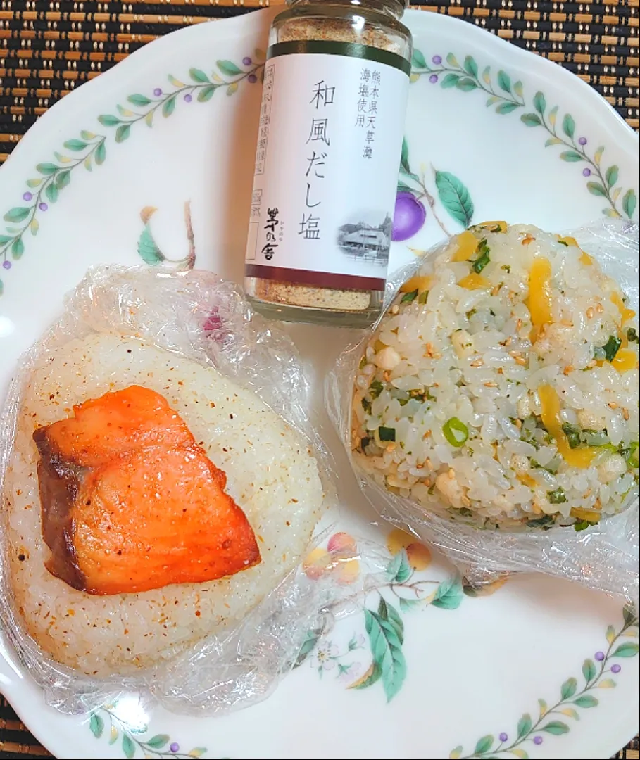 娘ちゃん弁当🍱
茅乃舎の出汁塩で鮭おにぎり🍙
天かす、たくあん、青じそ、ゴマ、本だしでおにぎり🍙|ポチさん