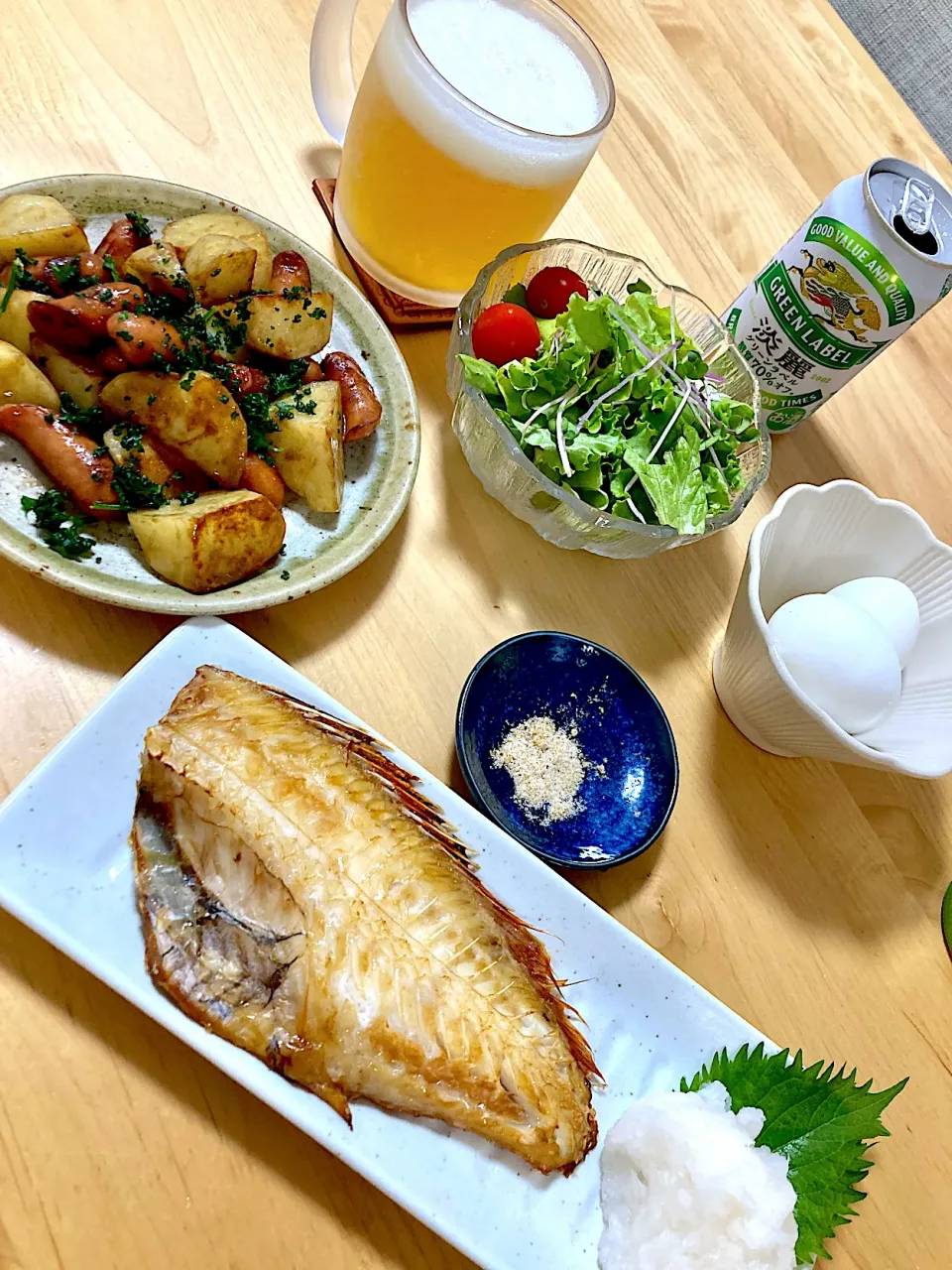 赤魚醤油干しオーブン焼き、アンチョビポテト、🥗、ゆで卵、🍺|namagakiさん