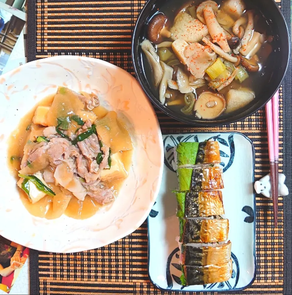 塩サバで押し寿司、キノコ汁、大根と豚肉煮込みで夕ご飯🍴|ポチさん