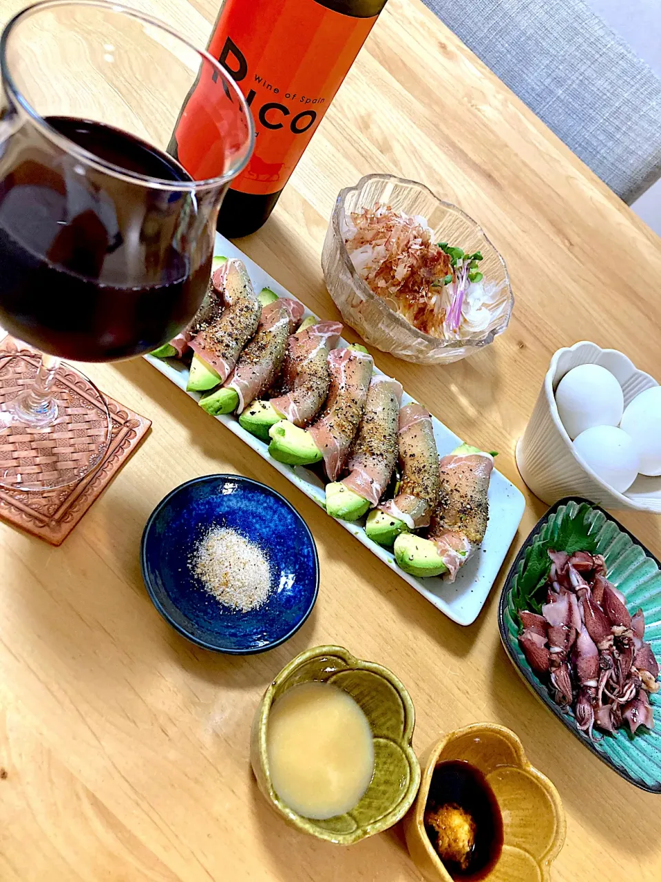 Snapdishの料理写真:生ハムアボカド、新玉スライス、ホタルイカ、ゆで卵、🍷|namagakiさん