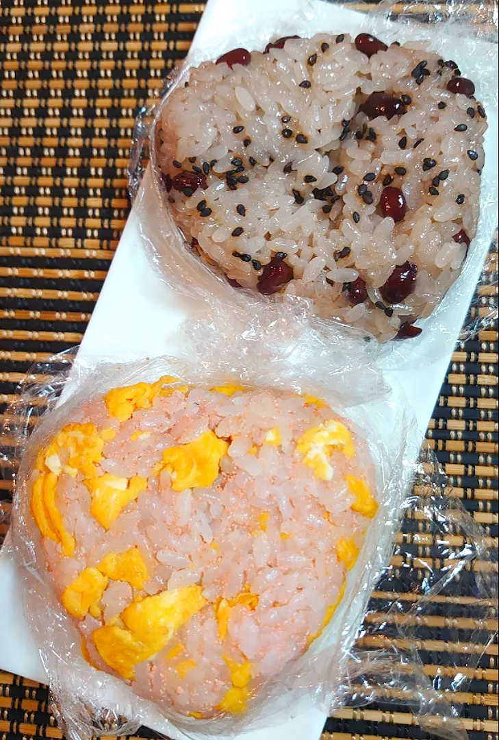 Snapdishの料理写真:娘ちゃん弁当🍱
ばーば作赤飯でおにぎり🍙
タラコ、卵、チーズでおにぎり🍙|ポチさん