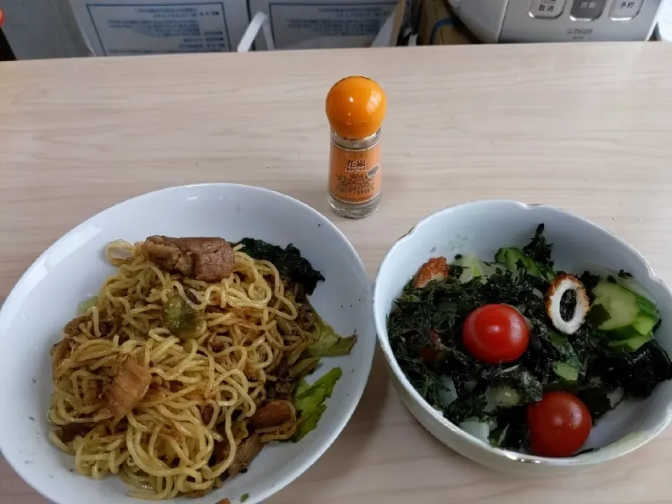 昨日の残り＋焼きそば麺、三陸産わかめと小田原産海苔中華風サラダ|Tarou  Masayukiさん