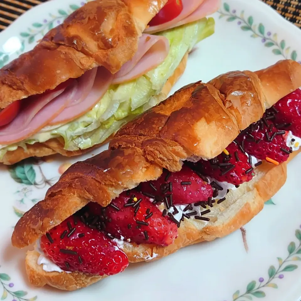 クロワッサンで生クリームとイチゴ、レタスハムトマトはさんで朝ご飯🌅|ポチさん