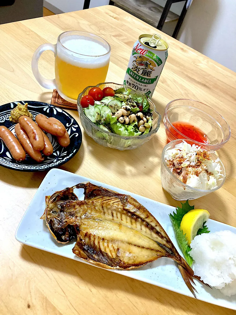 Snapdishの料理写真:アジの開き干物、ツルヤウインナー、🥗、冷奴、紅生姜、🍺|namagakiさん