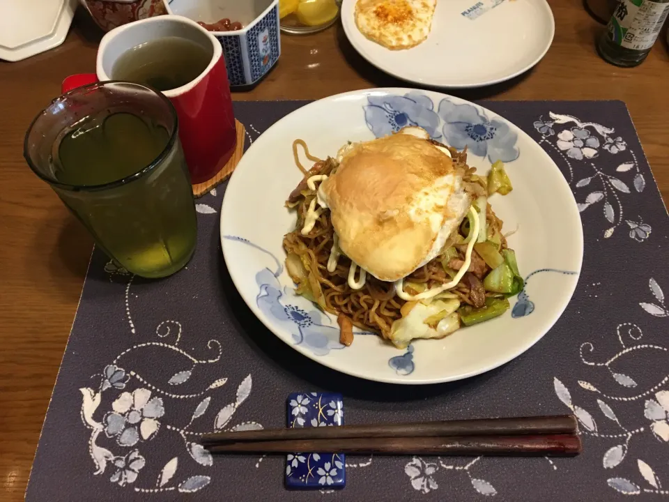 目玉焼きのっけ焼きそば(昼飯)|enarinさん