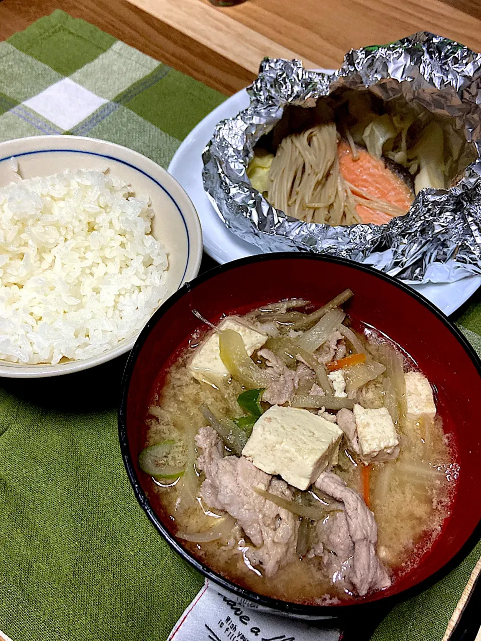 Snapdishの料理写真:お夕飯。豚汁。ホイル焼き。|renharuruさん