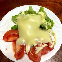 Snapdishの料理写真:ブロッコリーとトマトのチーズ掛け|ゆーぼーさん