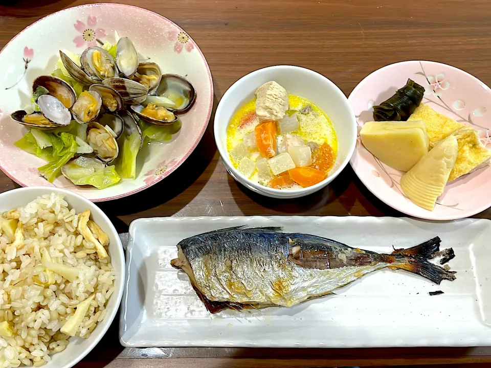 たけのこご飯　鯵の塩焼き　たけのこと昆布の煮物　根菜と鶏むねの和風スープ　キャベツとあさりの酒蒸し|おさむん17さん