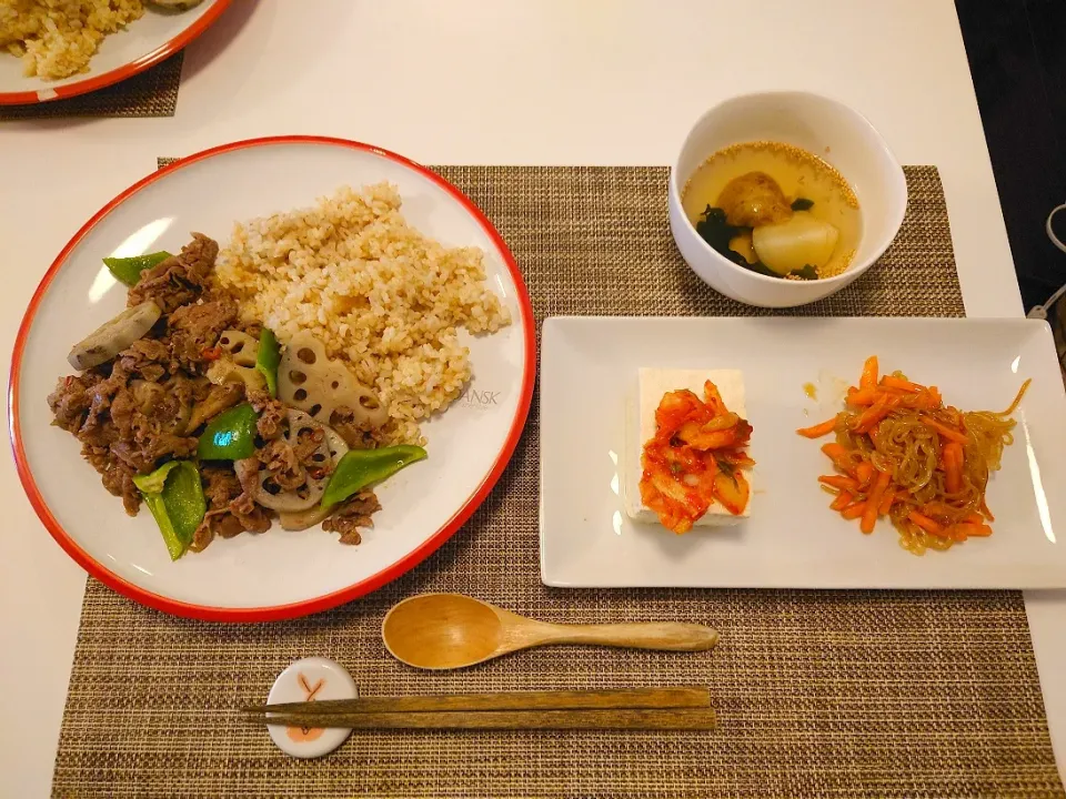 Snapdishの料理写真:今日の夕食　豚肉とれんこんのナンプラー炒め、しらたきと人参のオイスターソース炒め、キムチのせ冷奴、じゃがいもとわかめの白だしスープ|pinknari🐰🌈さん