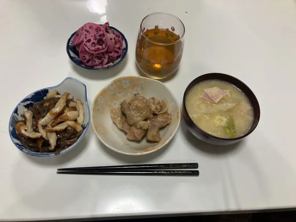 晩御飯☆ゆかりれんこん☆鶏ももソテー（玉葱ドレッシング）☆ちくわと蒟蒻の塩昆布炒め☆かき玉スープ（キャベツ・えのき・ベーコン）|Saharaさん