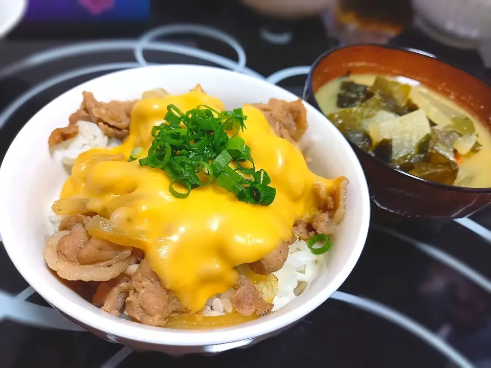 とろ〜りチーズ豚丼🐷|ひなねこさん