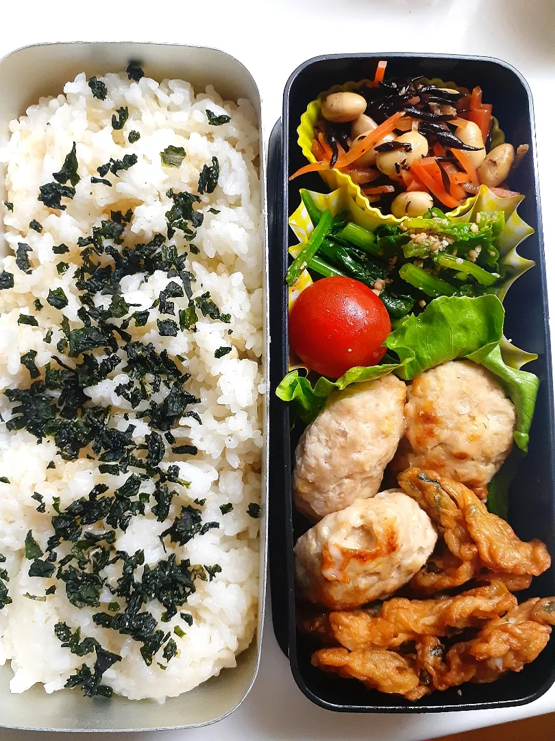 Snapdishの料理写真:☆中学生弁当☆玄米入り若芽ごはん、ひじき煮物、ミニトマト、ほうれん草胡麻和え、チーズハンバーグ、薩摩揚げ|ｼｮｺﾗさん