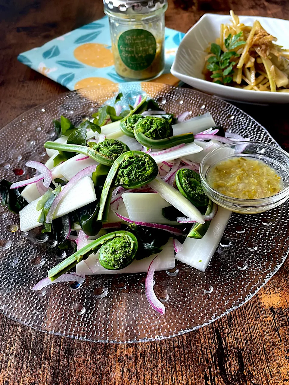 たんかん香る　山うどとこごみのサラダ🥗|とんちんさん