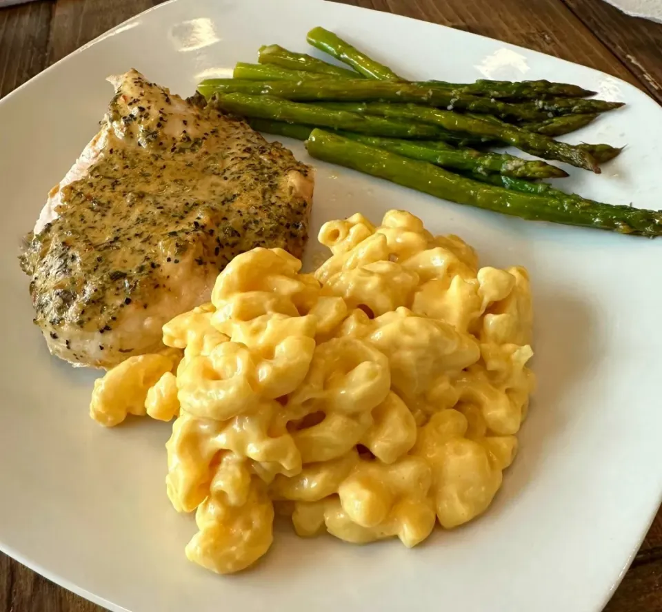 Chipotle lime chicken with butter garlic asparagus and Mac n cheese|Travis Stoneさん