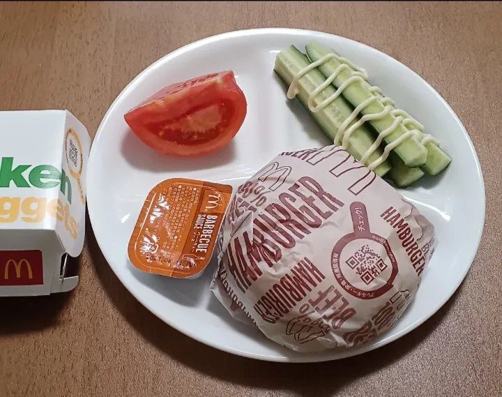 Snapdishの料理写真:ハンバーガー🍔
チキンナゲット
きゅうり
トマト|ナナさん