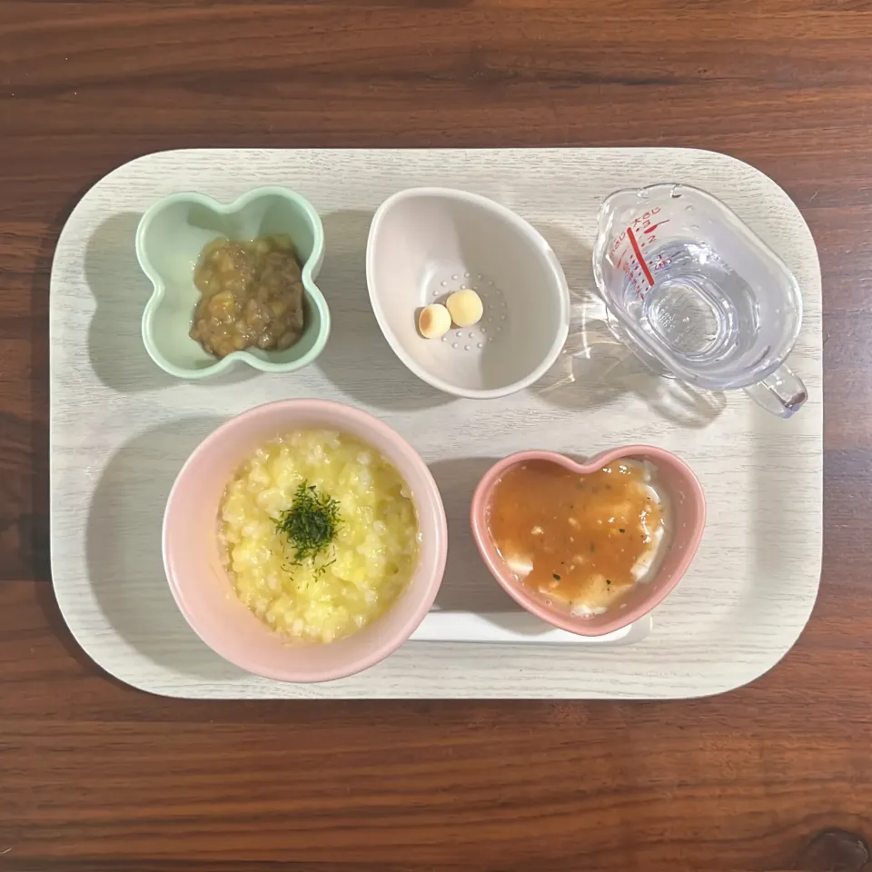 とうもろこしがゆ、豆腐のチキンと野菜のトマトソースがけ、バナナ、たまごボーロ、湯冷し|km2571さん