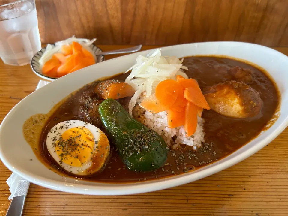 Snapdishの料理写真:ハードスープカレーと大辛チキンのあいがけ🔥🌶🍛味玉トッピング🥚ピクルスマシマシ🥒|buhizouさん