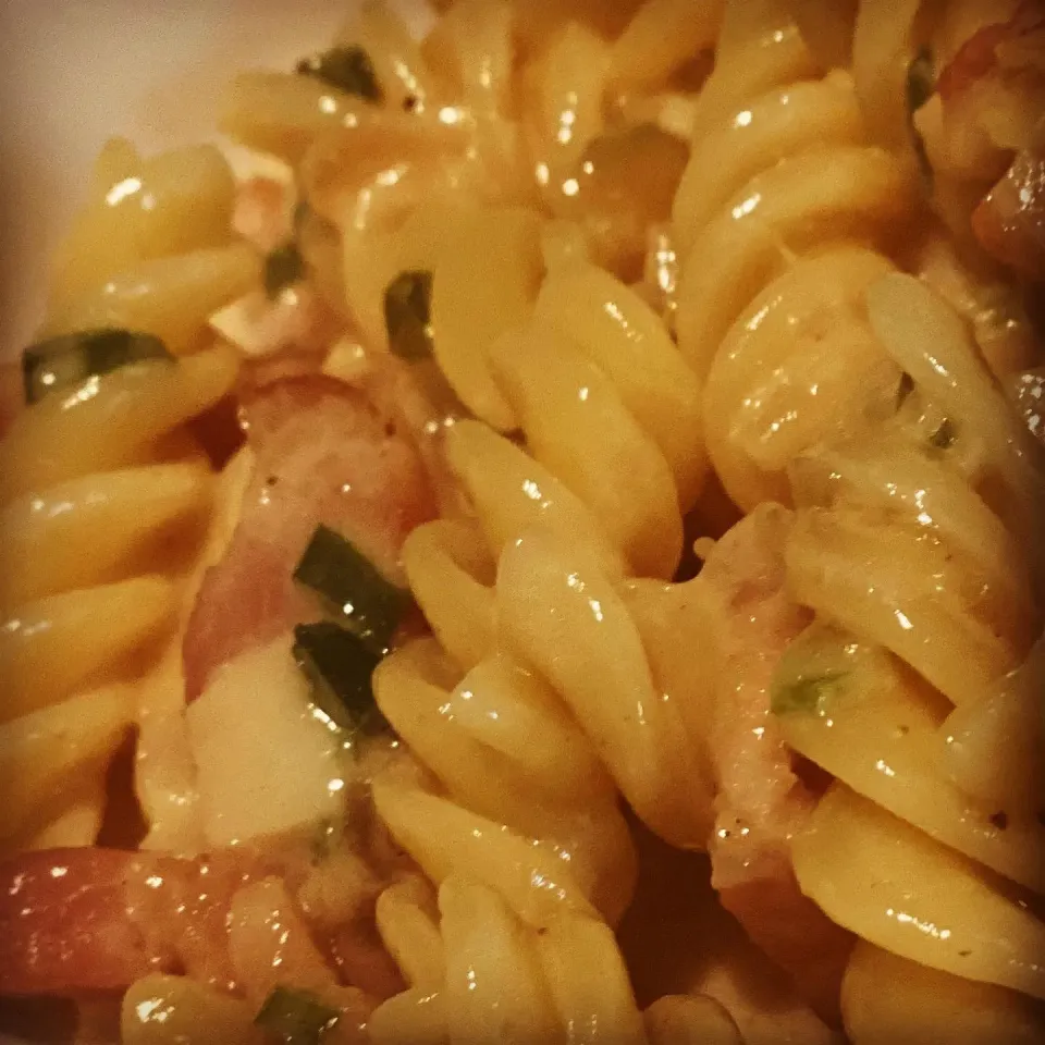 Lunch ! Lunch ! 
Very Simple Smoked Bacon & Garlic Cream with Chives Fusilli Pasta very tasty easy to make 
#pasta #creamsauce 
#italian #chefemanuel|Emanuel Hayashiさん