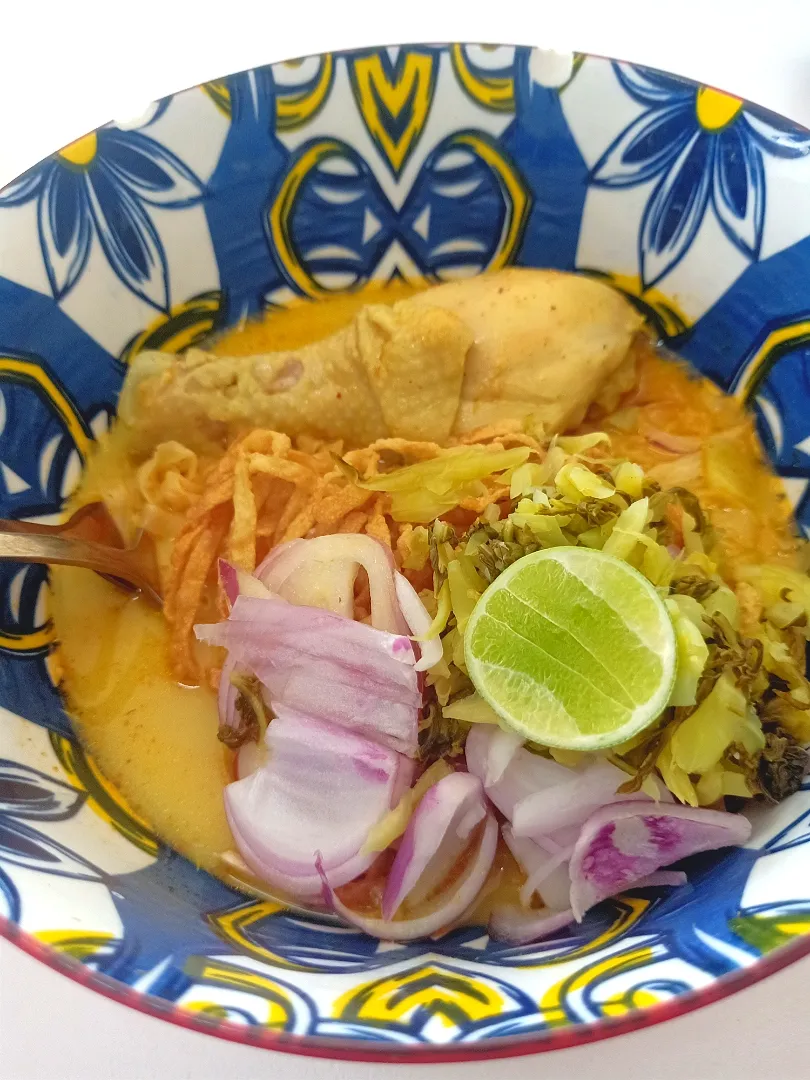 Snapdishの料理写真:Khao Soi Gai for Lunch 🐔🥥
(ข้าวซอยไก่) |An'leeさん