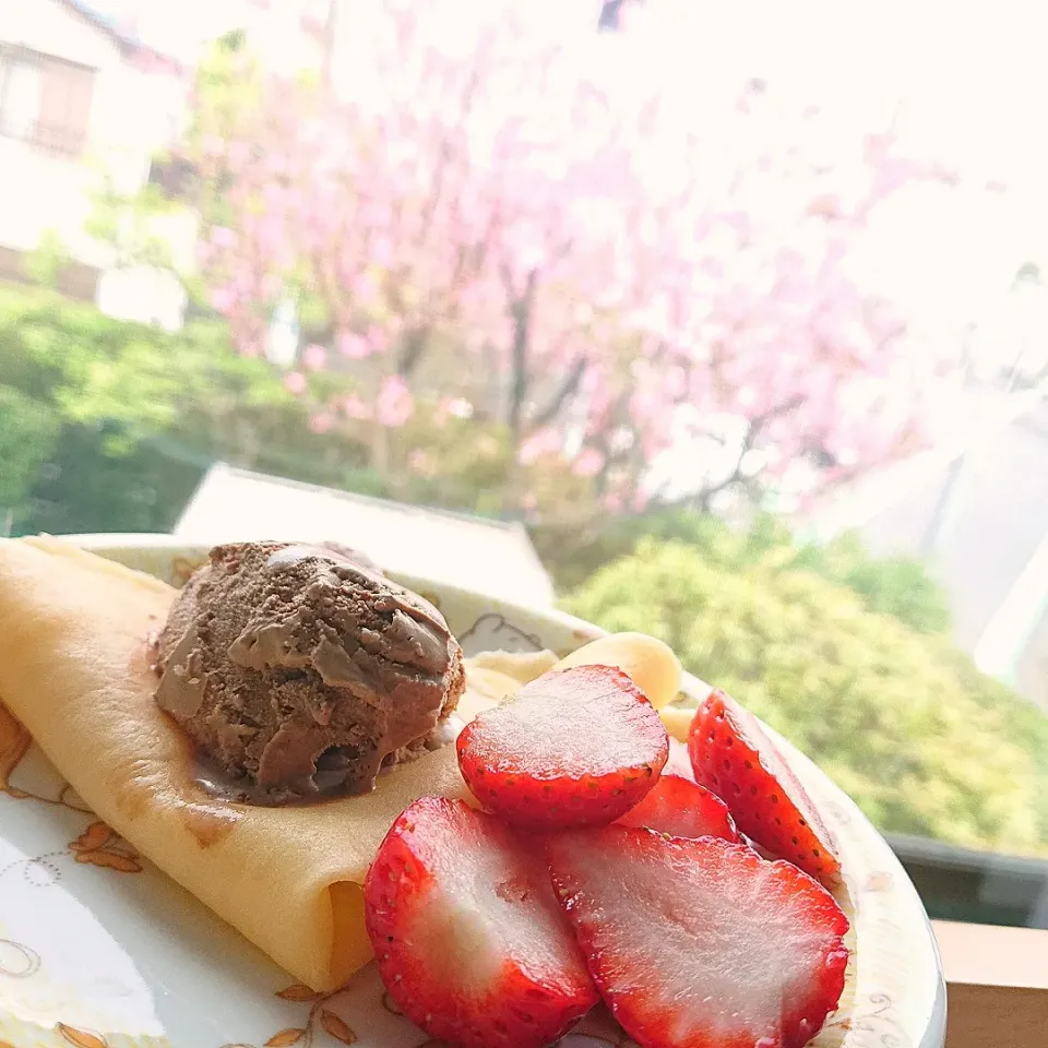 春スイーツ🌸
いちごとチョコアイスのクレープ♪|ちょこさん