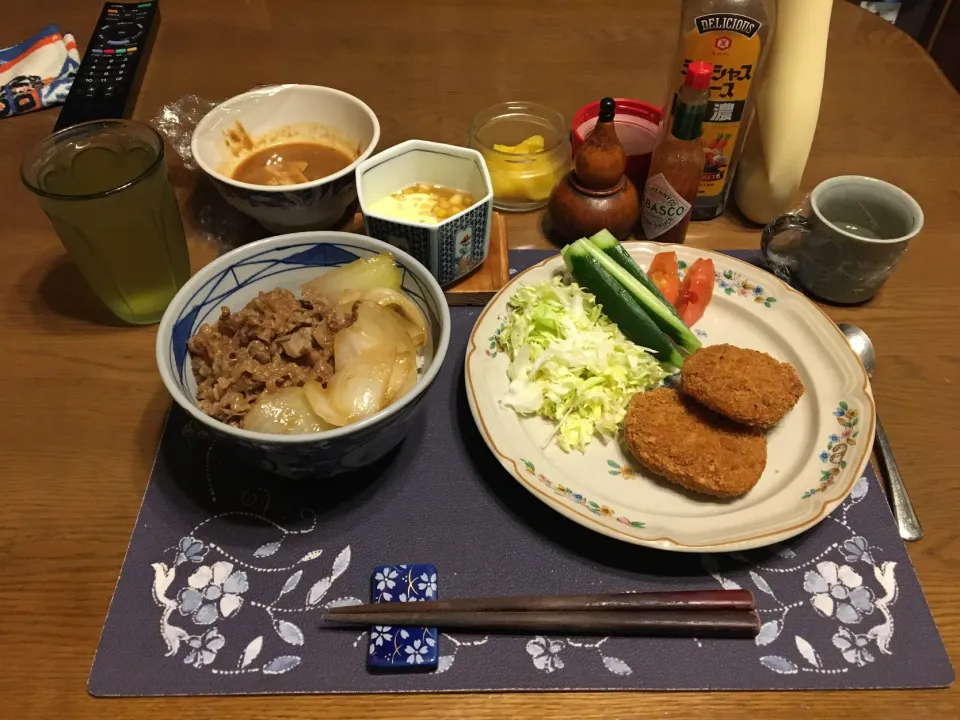 焼肉丼、コロッケプレート、スイートコーン(夕飯)|enarinさん