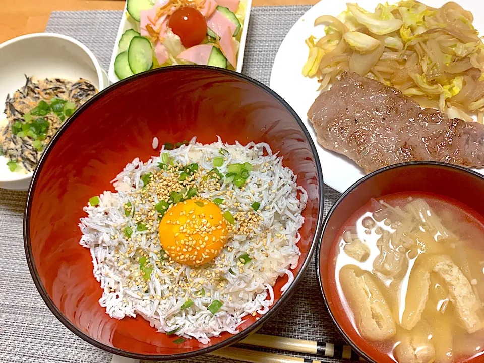 しらす丼、ステーキ、ひじきとツナの和物、サラダ|maa@さん