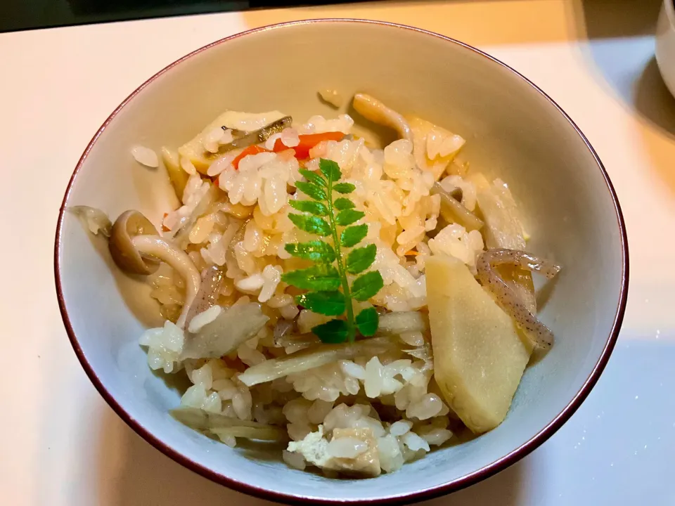 鶏五目ご飯。具は、鶏もも、タケノコ、ごぼう、にんじん、お揚げさん、こんにゃくでを土鍋で炊いて。お焦げも楽しみ^_^|Takeshi  Nagakiさん