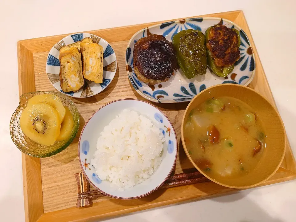 ピーマンとしいたけの肉詰め、だし巻き卵、味噌汁、キウイ|sorsmdさん