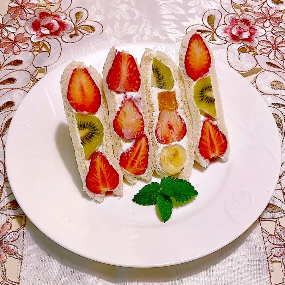 ＊水切りヨーグルトを使って《マスカルポーネチーズ風フルーツサンド》🍓🍌🥝🥭|ちゃべさん