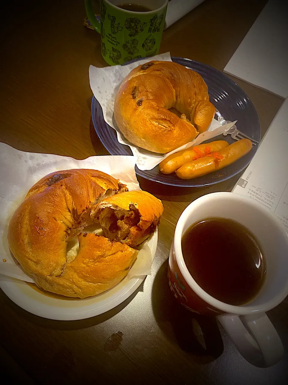 Snapdishの料理写真:ココアチョコベーグル🥯　焼きソーセージ　コーヒー|ch＊K*∀o(^^*)♪さん