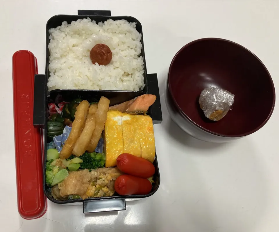 Snapdishの料理写真:パパ弁☆カツとじ☆赤ウインナー☆卵焼き☆ブロッコリーのお浸し☆揚げれんこんの甘酢☆鮭☆キューちゃん☆みそ玉|Saharaさん