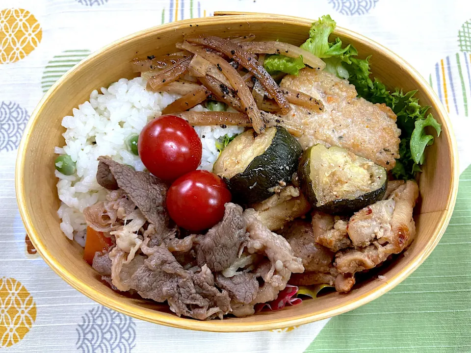 肉じゃが、鶏肉と夏野菜炒め、つくねの豆ご飯🍱|なお🅿️さん