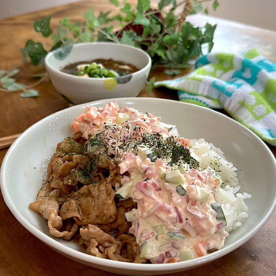 たっぷりの野菜ドレッシングで食べる、豚の甘辛ライス|くまちゃんさん