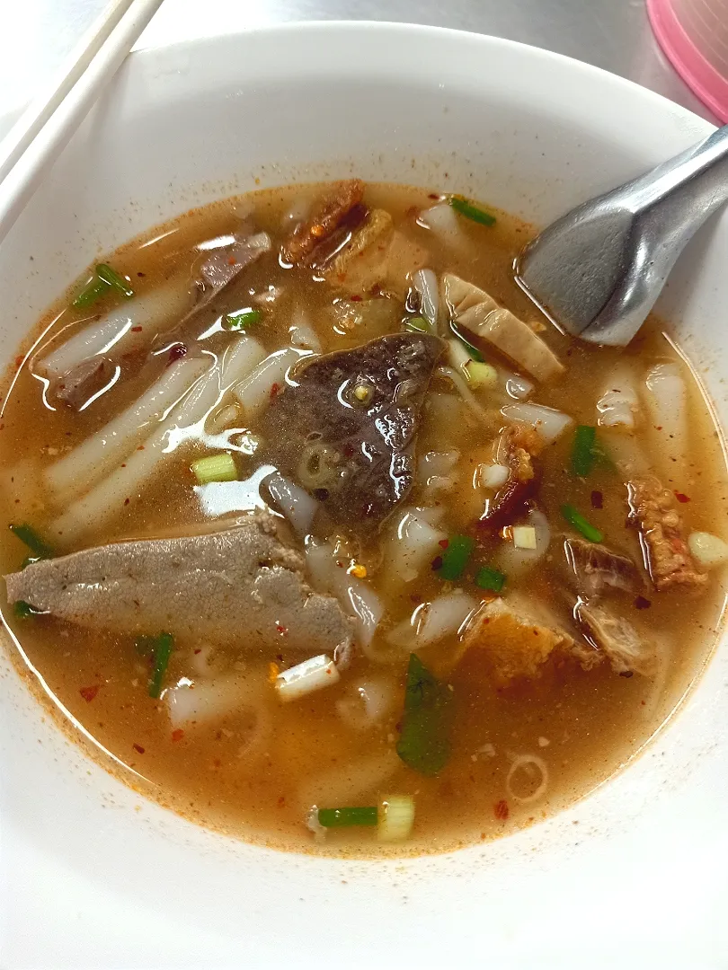 Rolled Rice Noodles in Five-spices Broth w/ Crispy Pork Belly & Stuff aka 'Kuay Jap' (ก๋วยจั๊บ)|An'leeさん