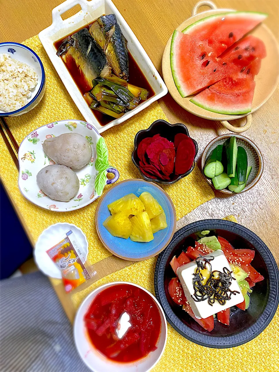 鯖煮🐟、アボカドトマト豆腐の白だし和え🥑、里芋酢味噌、ビーツの梅酢和え、ボルシチ、スイカ🍉、台湾パイン🍍🇹🇼|1614さん