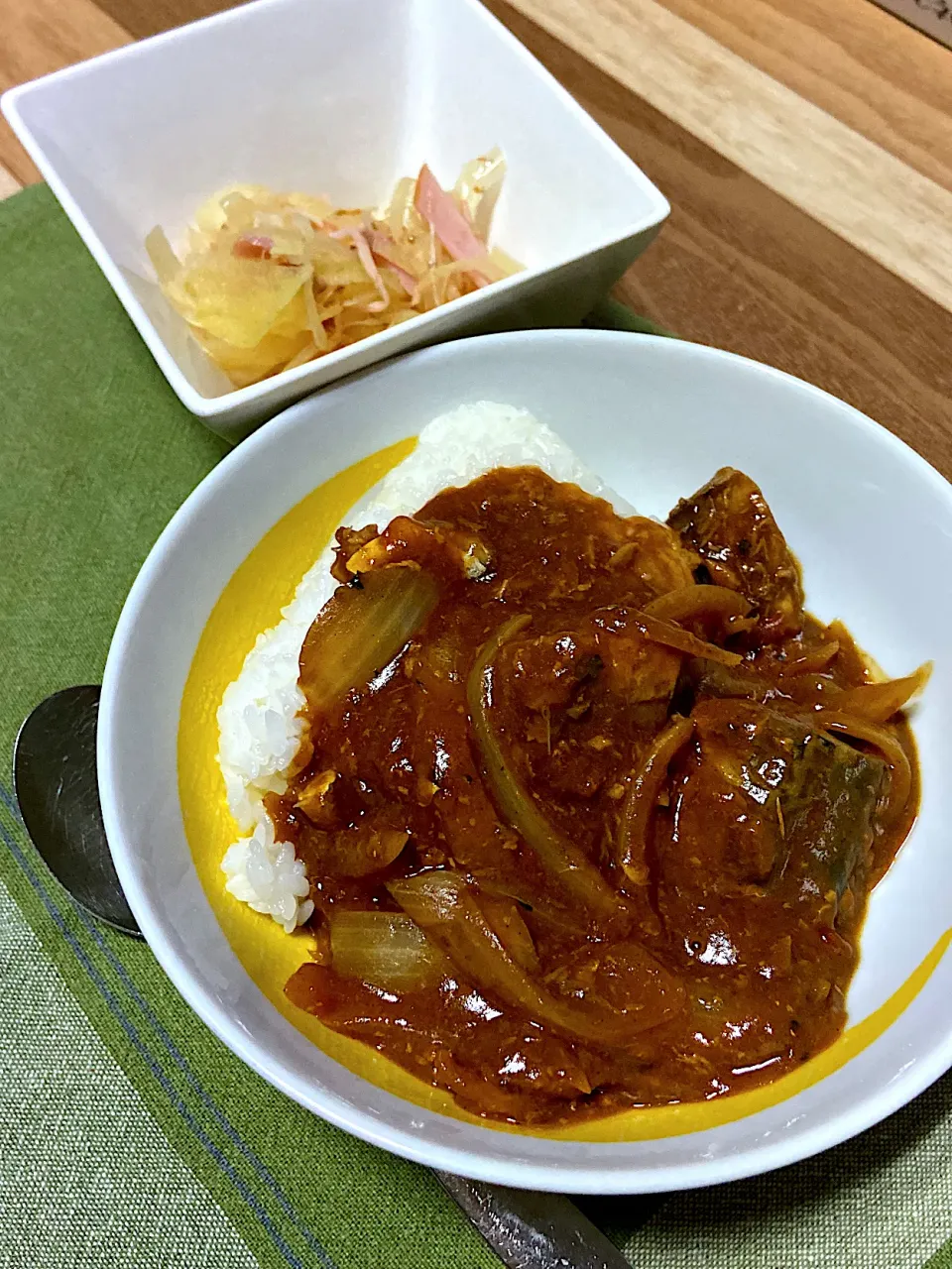 お夕飯。サバトマトカレー🍅玉ねぎサラダ。|renharuruさん