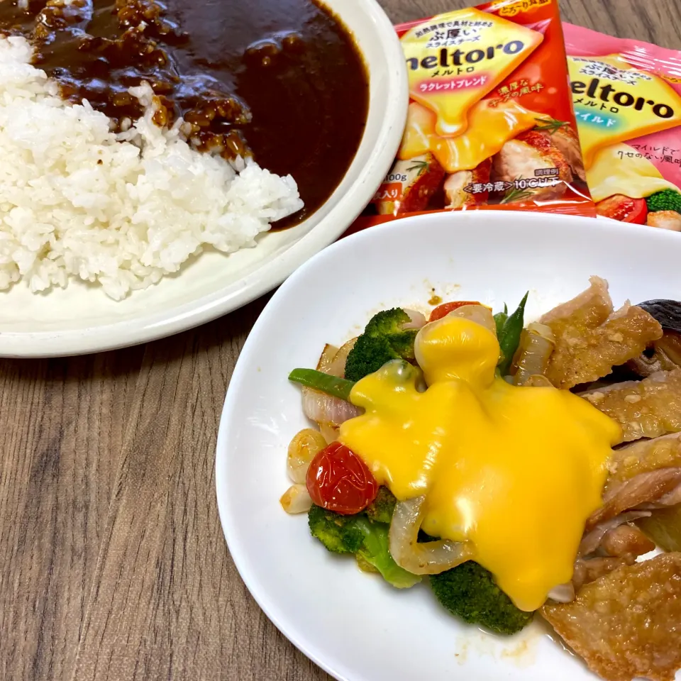 カレーと付け合わせのチキンと温野菜|まみっこさん