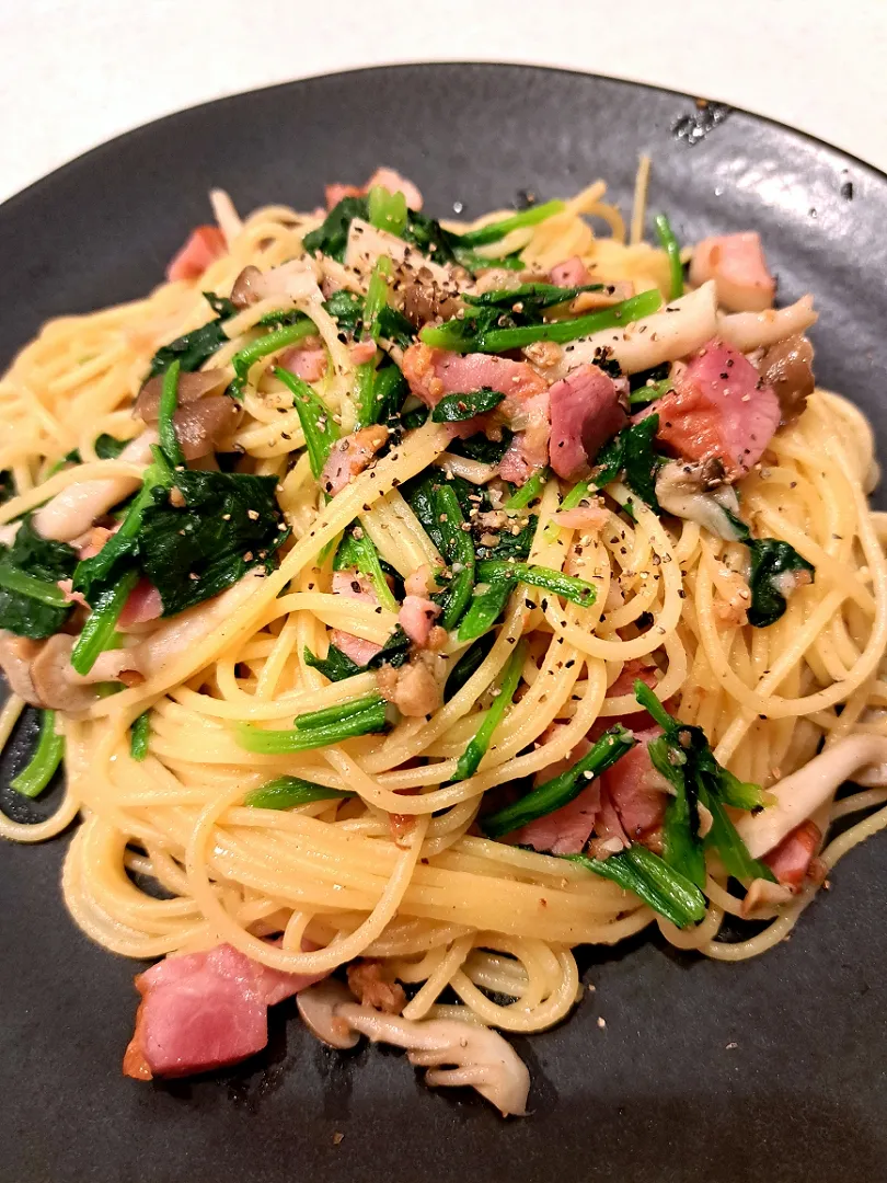 ほうれん草とベーコンとしめじのパスタ🍝|まみさん