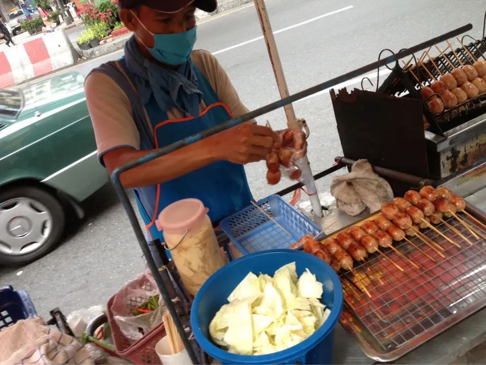 タイ🇹🇭バンコクのシーロムにあったチェンマイソーセージ
安くてうまい|Mikoshiba Kazutoshiさん