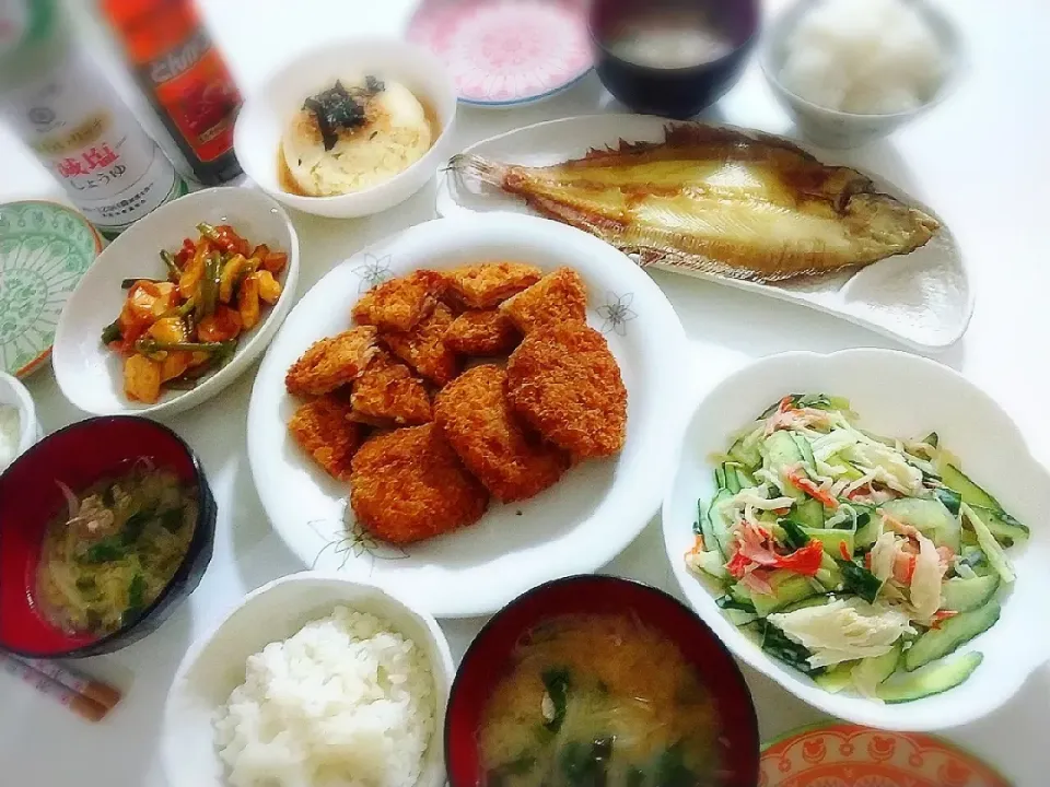 Snapdishの料理写真:昨日の夕食(*^^*)
ハムカツ&コロッケ
焼き魚(カレイ)
イカとニンニク炒め
きゅうりとカニカマサラダ
お味噌汁(豚こま、小松菜、もやし)|プリン☆さん