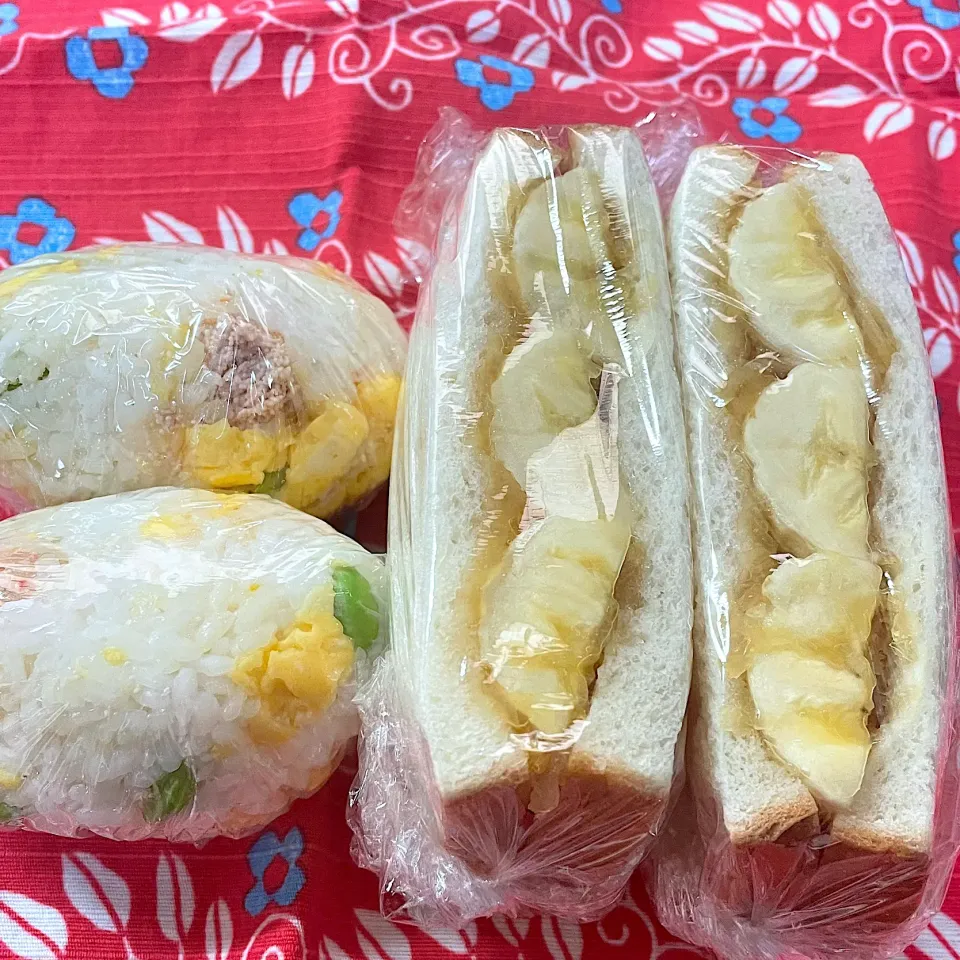 Snapdishの料理写真:サンドイッチおにぎり弁当(夫)☆4月22日|kaoriさん