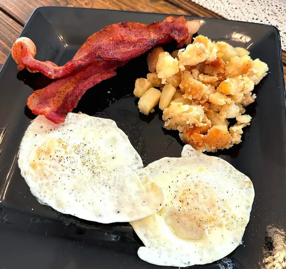 Breakfast for dinner. Fried potatoes, bacon, and fried eggs|Travis Stoneさん