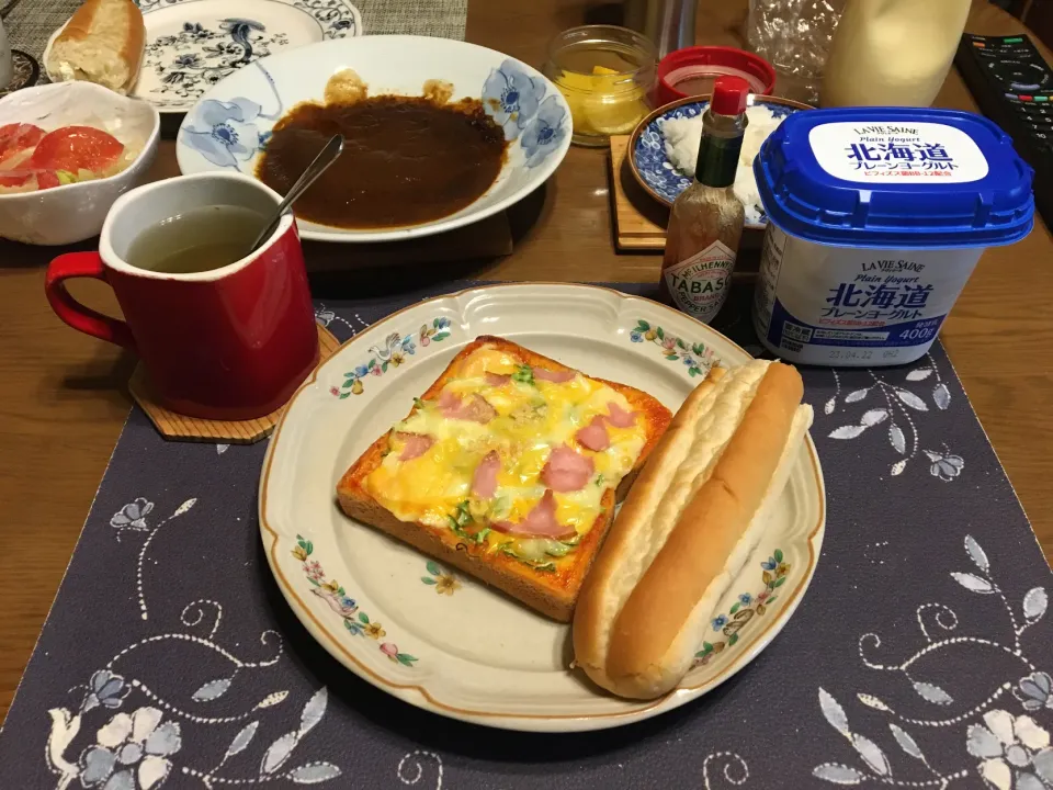 Snapdishの料理写真:5種のチーズのピザトースト(昼飯)|enarinさん