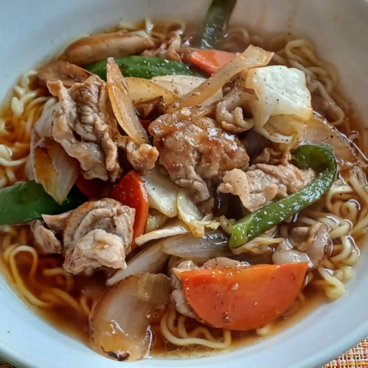 週末麺類、今日はマルちゃん正麺醤油味|ぱいんてーるさん