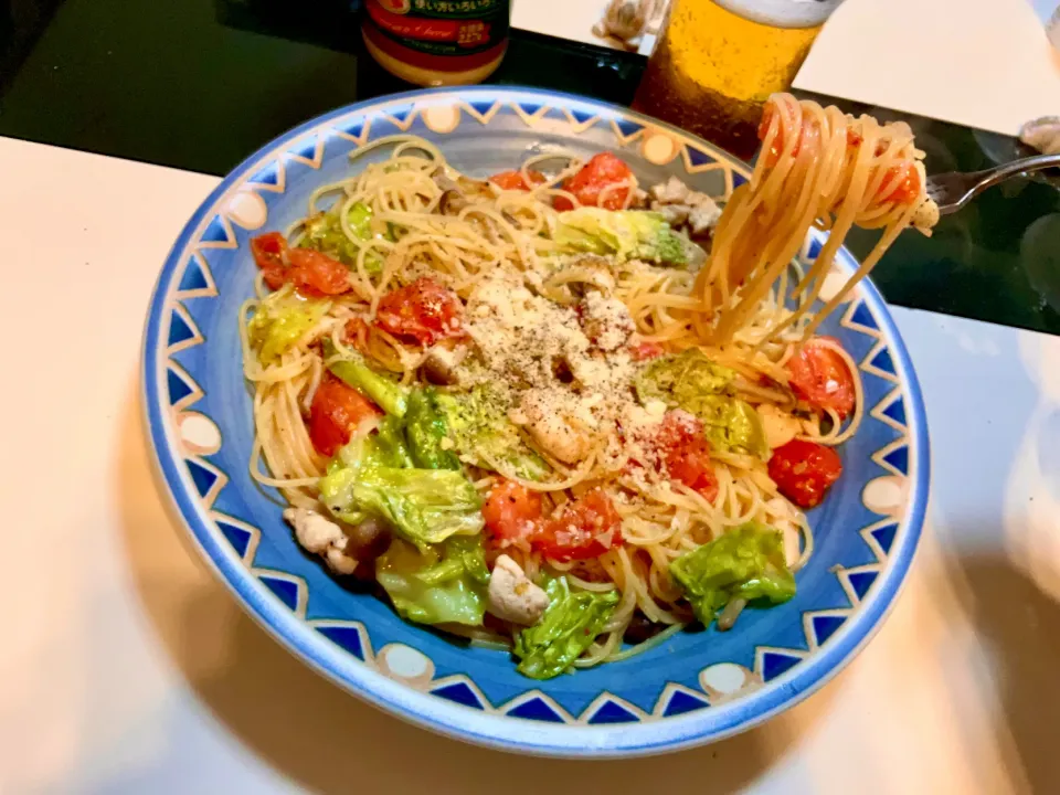 鳥🐓とフレッシュトマト🍅と春キャベツ🥬としめじ🍄のペペロンチーノ🍝|Takeshi  Nagakiさん