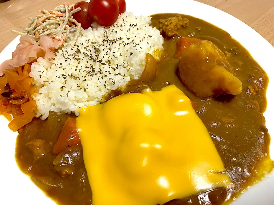 カレー🍛に、とろ〜りラクレットブレンド🧀|かおちゃんさん