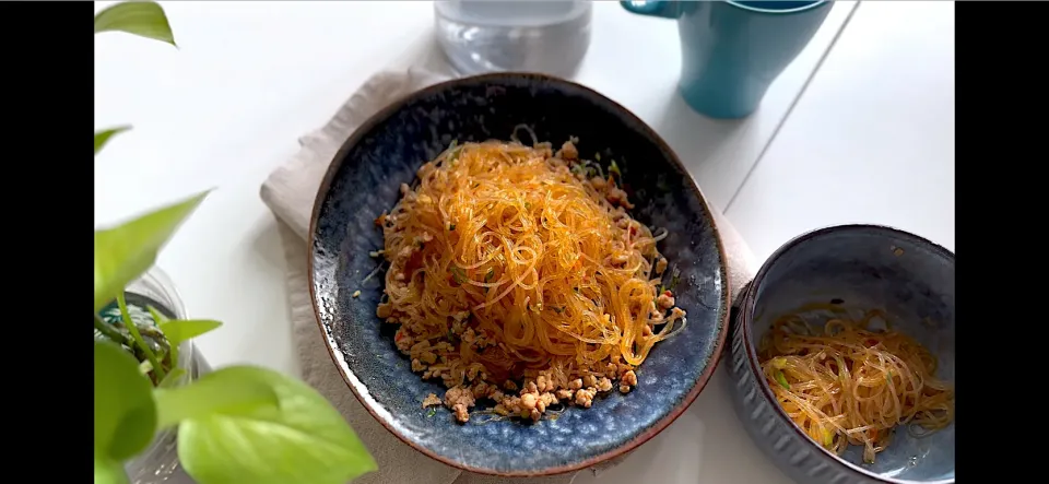 Snapdishの料理写真:Sautéed Vermicelli with Minced Pork はるさめとひき肉のいため物|TheLazyPigCookingさん