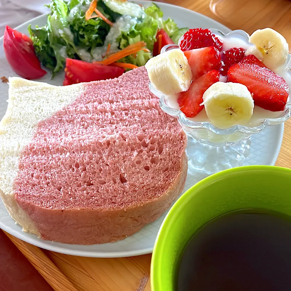 いちごのこぶたさん食パン🍞で朝ごはん|mokoさん