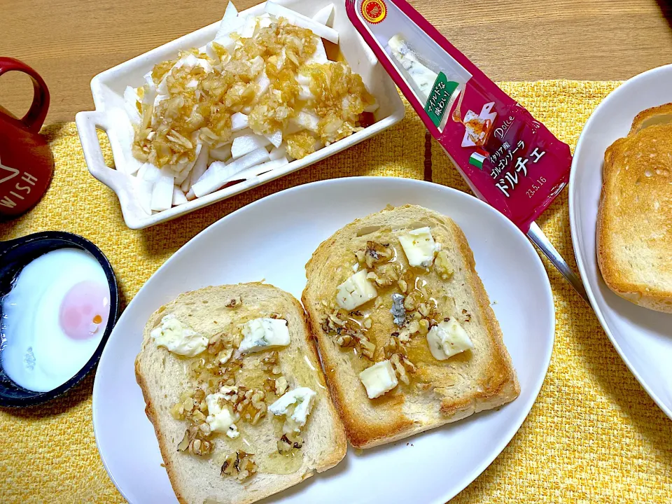 はちみつゴルゴンゾーラトースト🧀🐝ゴルゴンゾーラ ピカンテで🧡東京デーリー様ありがとう|1614さん